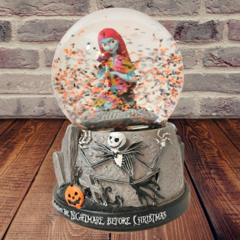❌SOLD❌ Nightmare before Christmas Snow Globe - Picture 8 of 8
